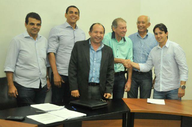 Prefeitos integrantes das duas chapas comemoram homologação