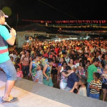 Banda Balada Louca anima multidão do Nazafolia