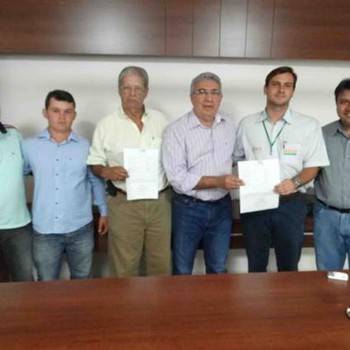 Prefeito de Gurupi, Laurez Moreira, repassa termos de reservas aos beneficiados
