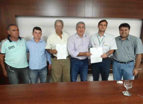 Prefeito de Gurupi, Laurez Moreira, repassa termos de reservas aos beneficiados