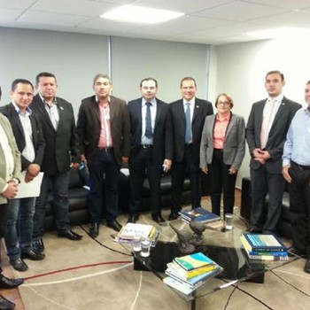 Prefeitos, parlamentares e presidente do FNDE