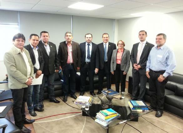 Prefeitos, parlamentares e presidente do FNDE