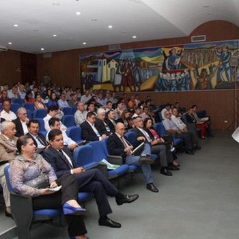 Gestores municipais atentos às explicações do palestrante