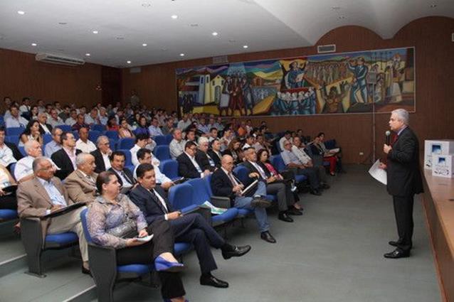 Gestores municipais atentos às explicações do palestrante
