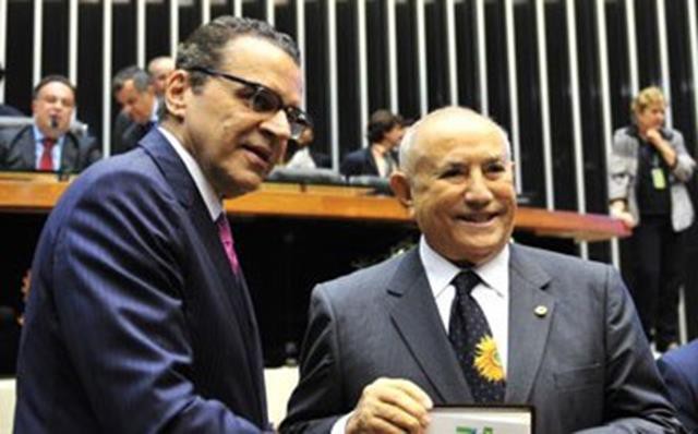 A medalha foi entregue pelo presidente do Legislativo, deputado Henrique Alves 