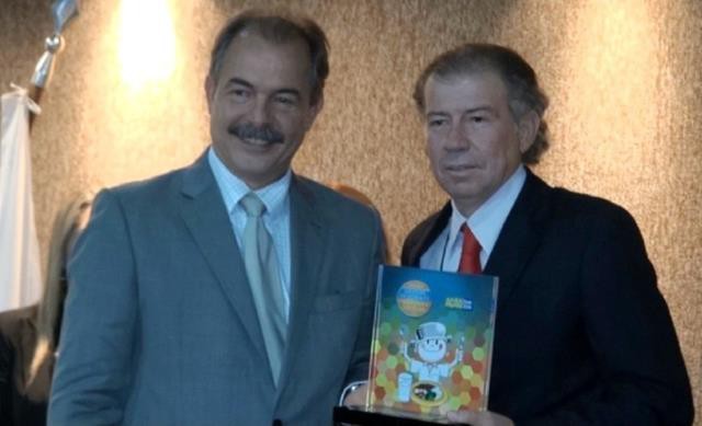 Ministro da Educação, Aloiso Mercadante, entrega prêmio ao prefeito João Emídio de Brasilândia