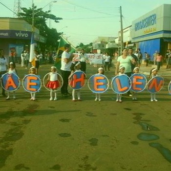 Crianças durante desfile ocorrido em 2013