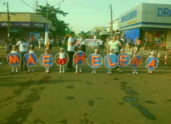 Crianças durante desfile ocorrido em 2013