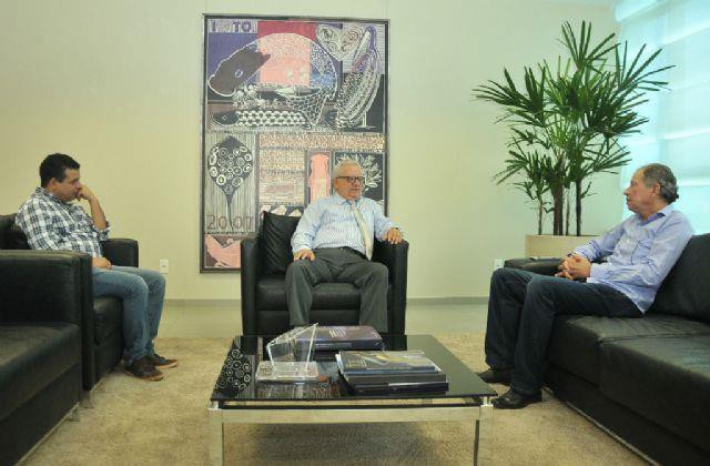 Sec. Executivo da ATM, Jailton Bezerra (Esq), pres. do TCE, conselheiro Manoel Pires dos Santos (centro) e pres. da ATM, João Emídio de Miranda (Dir)