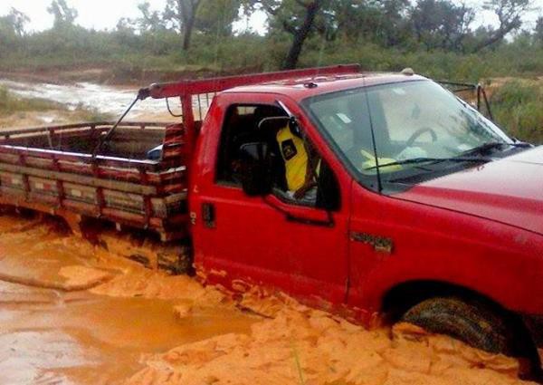 Veículo percorre trecho de lama na TO 255