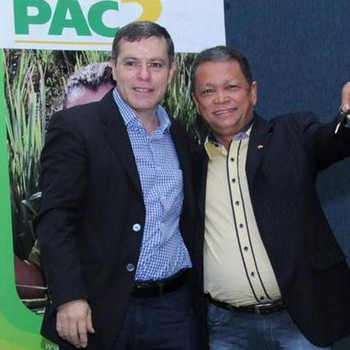 Representante do MDA repassa as chaves da máquina para o prefeito de Araguaçu, Luziano Rocha