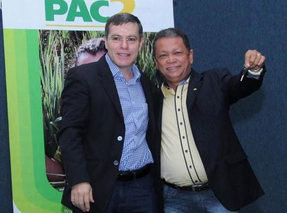 Representante do MDA repassa as chaves da máquina para o prefeito de Araguaçu, Luziano Rocha