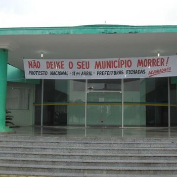 Faixa fixada na porta da prefeitura de Alvorada informa comunidade sobre a mobilização