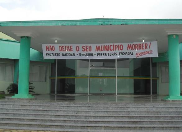 Faixa fixada na porta da prefeitura de Alvorada informa comunidade sobre a mobilização