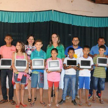 Prefeita de Miracema Magda Borba (verde) ao lado das crianças beneficiadas com o Laptop
