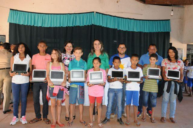 Prefeita de Miracema Magda Borba (verde) ao lado das crianças beneficiadas com o Laptop