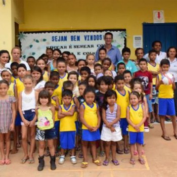 Alunos e professores da escola Municipal Novo Aeroporto, premiada regionalmente pela Gestão Escolar