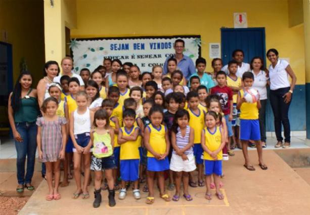 Alunos e professores da escola Municipal Novo Aeroporto, premiada regionalmente pela Gestão Escolar
