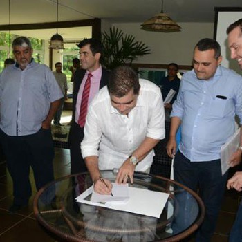 Prefeito de Palmas, Carlos Amastha, assina termo que normatiza os sistemas de transporte na Capital