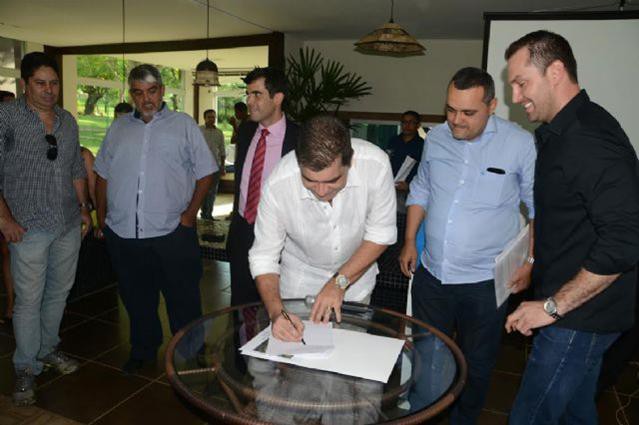 Prefeito de Palmas, Carlos Amastha, assina termo que normatiza os sistemas de transporte na Capital