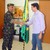 Leonardo recebe cumprimentos do Tenente do Exército Ramos