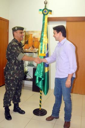 Leonardo recebe cumprimentos do Tenente do Exército Ramos