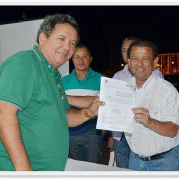 Prefeito Otoniel Andrade entregando a Ordem de Serviço para início das obras 