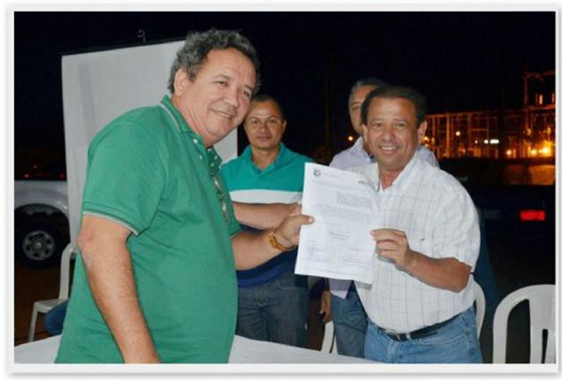 Prefeito Otoniel Andrade entregando a Ordem de Serviço para início das obras 