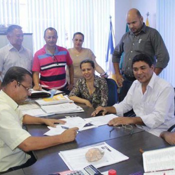 Prefeito Otoniel Andrade assina ordens de serviços na presença de secretários e vereadores