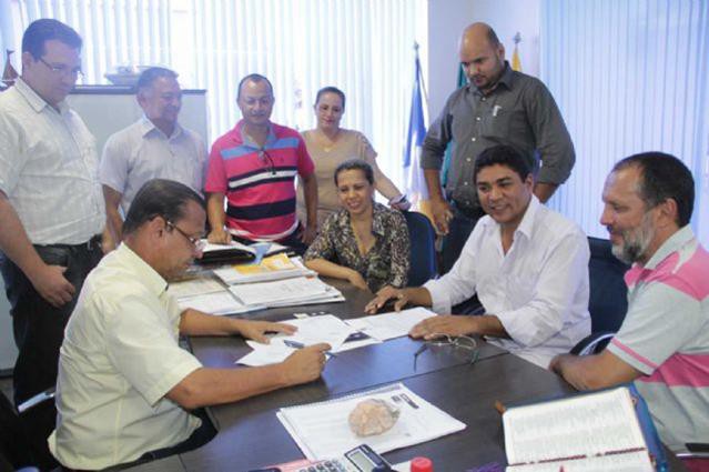 Prefeito Otoniel Andrade assina ordens de serviços na presença de secretários e vereadores
