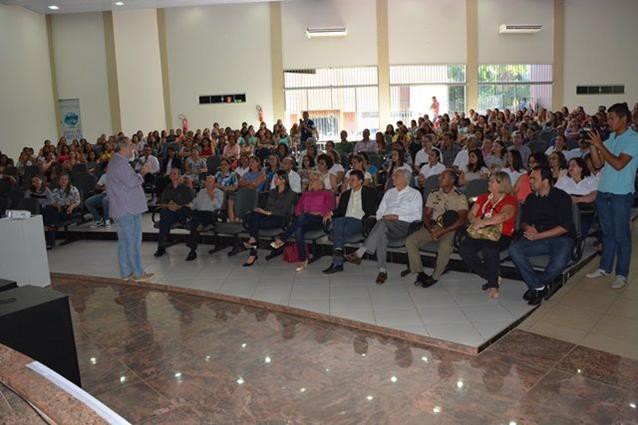 Conferencista Omar Hennemann aborda o empreendedorismo em diversas atividades profissionais, como a educacional