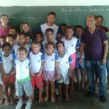 Prefeito José Luciano (Azul/Direira) registra imagem com os alunos beneficiados