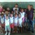 Prefeito José Luciano (Azul/Direira) registra imagem com os alunos beneficiados