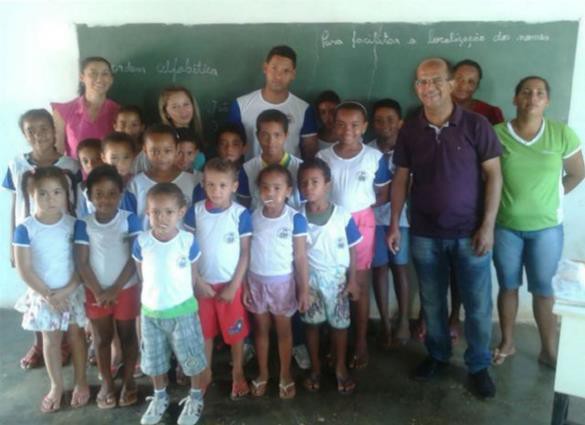 Prefeito José Luciano (Azul/Direira) registra imagem com os alunos beneficiados