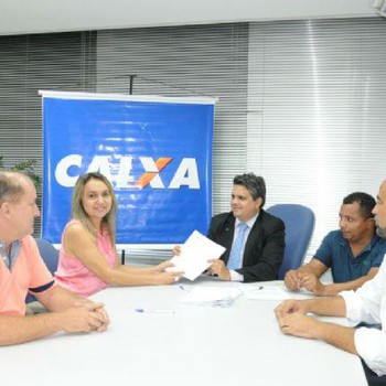 Prefeita Magda Borba ao lado de representante da Caixa e vereadores de Miracema