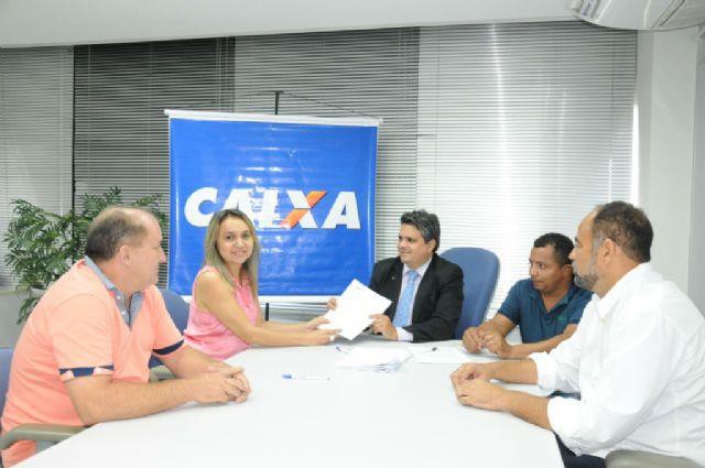 Prefeita Magda Borba ao lado de representante da Caixa e vereadores de Miracema