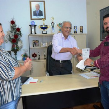 Prefeito Moisés Avelino repasse ordem de serviço ao representante da construtura responsável pela obra