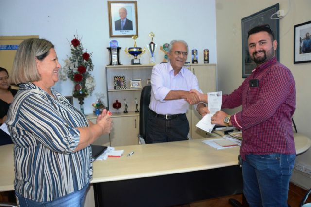 Prefeito Moisés Avelino repasse ordem de serviço ao representante da construtura responsável pela obra