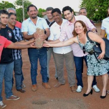 Prefeito Florisvane (segurando a pedra) e demais autoridades durante lançamento da Pedra Fundamental