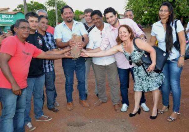 Prefeito Florisvane (segurando a pedra) e demais autoridades durante lançamento da Pedra Fundamental