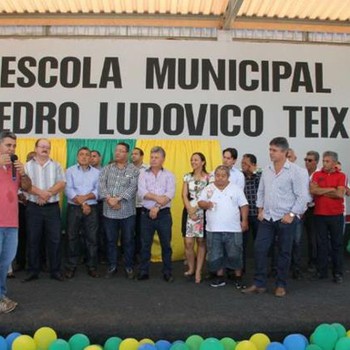 Prefeito Fernandes Martins (Esq. Vermelho) e autoridades durante inauguração da nova escola
