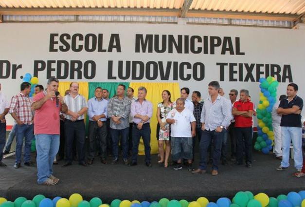 Prefeito Fernandes Martins (Esq. Vermelho) e autoridades durante inauguração da nova escola