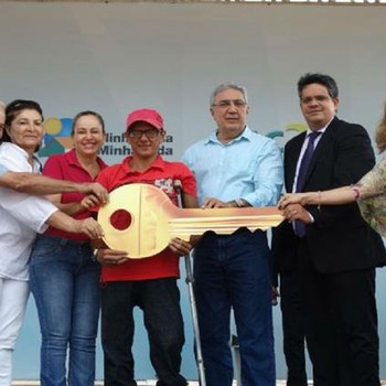 Prefeito Laurez Moreira (centro/azul) repassa chave de nova moradia à beneficiado do programa 