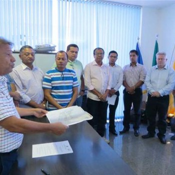 Prefeito Otoniel Andrade fala aos empresários e vereadores da cidade durante a sanção da Lei