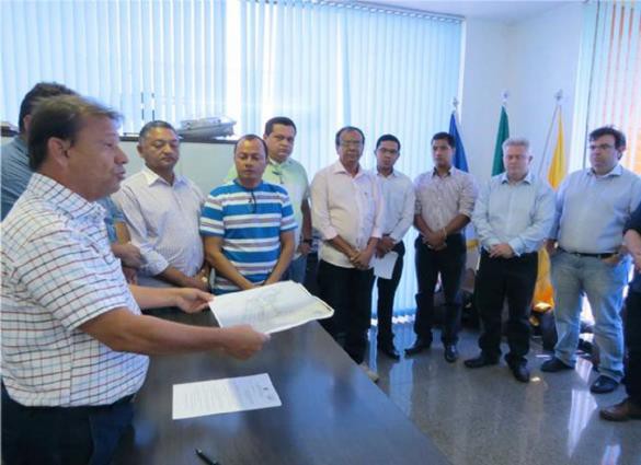 Prefeito Otoniel Andrade fala aos empresários e vereadores da cidade durante a sanção da Lei