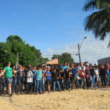 Os alunos saíram em passeata,  levando faixas e cartazes, gritando palavra de ordem e alertando a população 