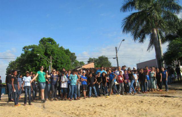 Os alunos saíram em passeata,  levando faixas e cartazes, gritando palavra de ordem e alertando a população 