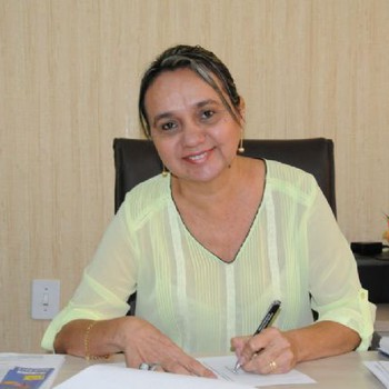 Prefeita Magda Borba assina documento que reajusta a data-base