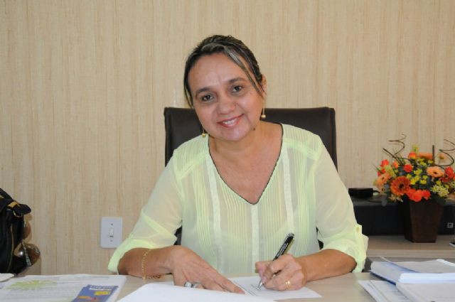 Prefeita Magda Borba assina documento que reajusta a data-base