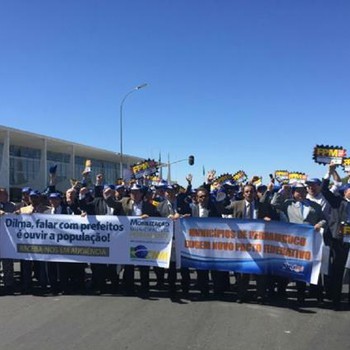 Com cartazes e faixas de protestos, centenas de prefeitos circulam pela Câmara, Senado e Palácio Alvorada